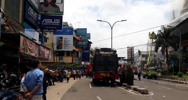 Warga Berkerumun Saksikan Pemadaman.
