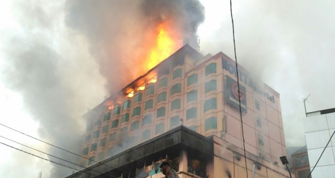  Api yang melalap hotel sudah sampai ke puncak.