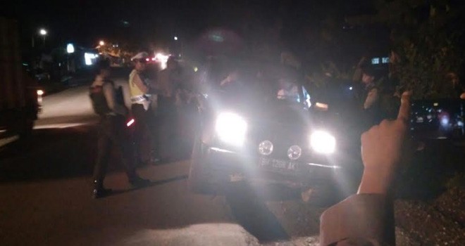 Anggota Polresta Jambi, saat melakukan pemeriksaan terhadap mobil pribadi yang melintas di di kawasan Pal X, Kecamatan Kotabaru, Kota Jambi, dini hari kemarin (8/4).      