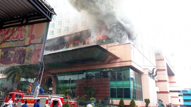 Proses pemadaman hotel novita