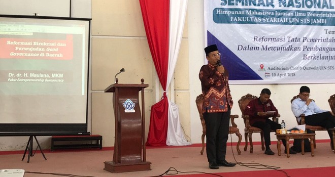 Seminar nasional ini digelar oleh mahasiwa jurusan Ilmu Pemerintahan Fakultas Syariah, Universitas Islam Negeri STS Jambi.