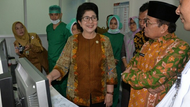 Fachrori umar mendampingi Menkes  Tinjau Klinik Tuberkulosis RSUD Raden Mattaher