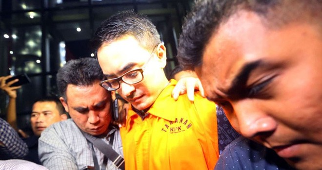 Gubernur Jambi, Zumi Zola keluar menegenakan rompi tahanan KPK usai menjalani pemeriksaan sebagai tersangka di Gedung Merah Putih KPK, Kuningan, Jakarta, Senin (9/4). Zumi Zola resmi ditahan terkait kasus gratifikasi sejumlah proyek pemprov Jambi. Foto: Ismail Pohan/INDOPOS