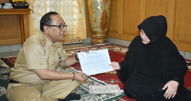 Kadis Dukcapil Serahkan Akta Kematian Alm Zoerman Manap.