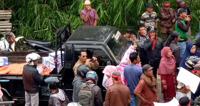 Aksi massa di Kantor Walikota Sungai Penuh.