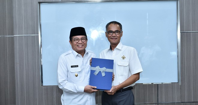 Plt Gubernur Jambi saat Menerima Laporan Hasil Pemeriksaan BPK Perwakilan Jambi.