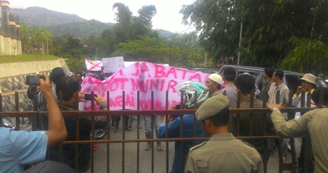 Aksi massa di Kantor Walikota Sungai Penuh.