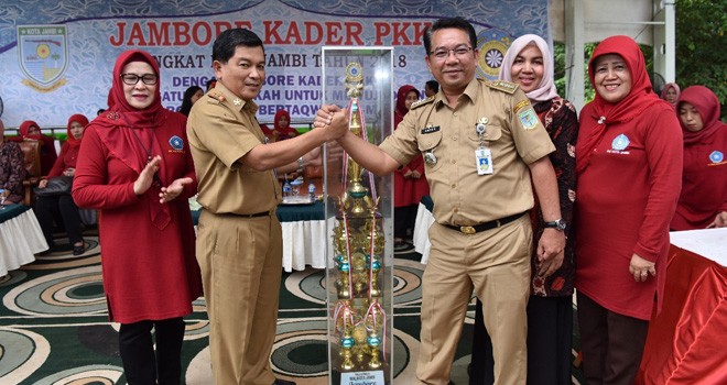 Silaturrahmi, sekaligus memberikan apresiasi kepada pejuang pemberdayaan keluarga yang berada di tingkat Kelurahan dan Kecamatan itu, TP-PKK Kota Jambi.