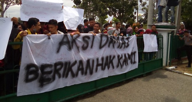 Ratusan Mahasiswa Universitas Muara Bungo mengelar aksi damai didepan kantor DPRD Bungo.
