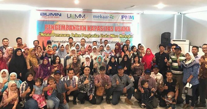 Panitia dan narasumber foto bersama seluru peserta kegiatan.