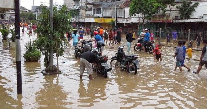 Akibat tidak bisa menampung insensitas hujan menyebabkan sebagian daerah terendam banjir.