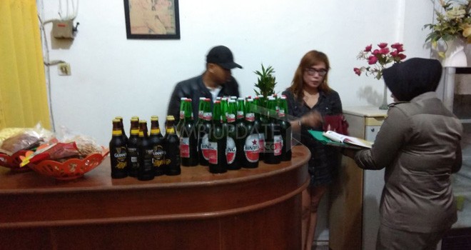 Petugas mengamankan Minol di salah satu cafe (7/4) lalu.