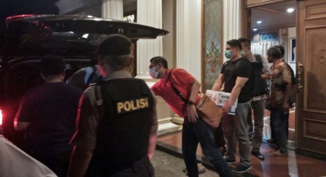 Tim kpk saat menggeledah villa zola di tanjabtim beberapa waktu lalu. 