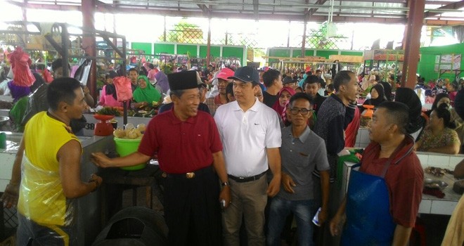 Sani-Izi saat blusukan ke Pasar Aur Duri Kecamatan Telanaipura.