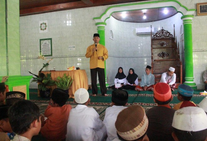 Ketua Dewan Masjid Indonesia Kota Jambi DR Syarif Fasha saat bersilaturahmi dengan masyarakat.