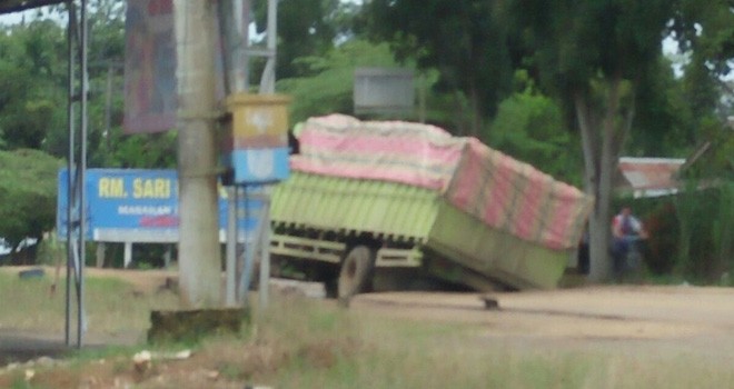 Kendaraan yang Melebihi Tonase saat Melintas.