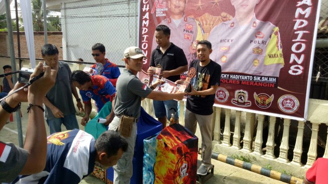Kompol Wirmanto memberikan hadiah kepada juara Lomba Kicau Burung di Mapolres Merangin.