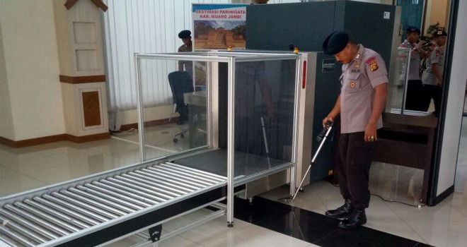 Pasukan Gegana saat Sterilisasi Bandara Sultan Thaha.