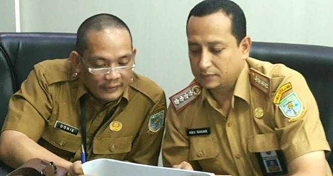 Kepala Bagian Humas Setda Kota Jambi Abu Bakar saat berkordinas dengan Kepala Bapedda Kota Jambi Donny Iskandar.