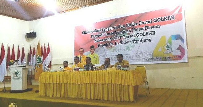 Silaturahmi di kantor DPD I Golkar Provinsi Jambi, Senin (16/4).