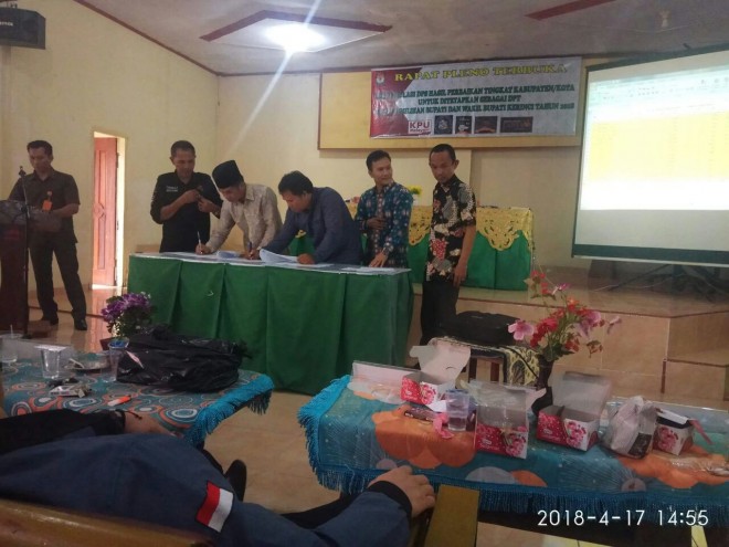 Komisioner KPUD saat menandatangani hasil pleno.