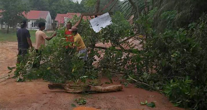 Jalan Pertamina yang di blokit warga.