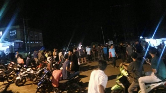 Warga Simpang Sungai Duren saat Blokir Jalan.