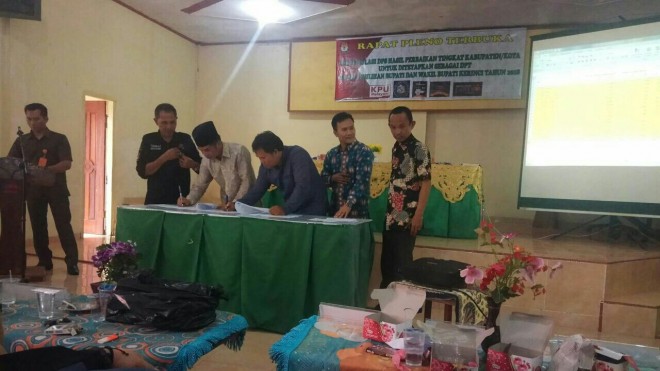 Komisioner KPU Kerinci saat menandatangani hasil pleno