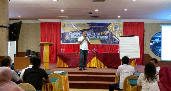 Pemateri saat memberiakan pembekalan teknis terhadap tenaga fasilitator.