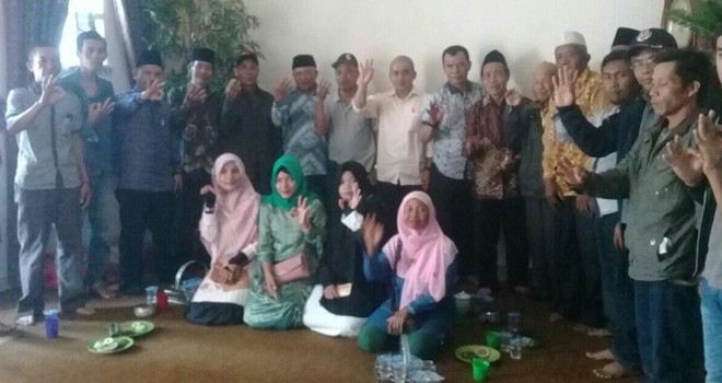 Masyarakat Semerap Ramai-Ramai Datangi Kediaman Zainal Abidin.