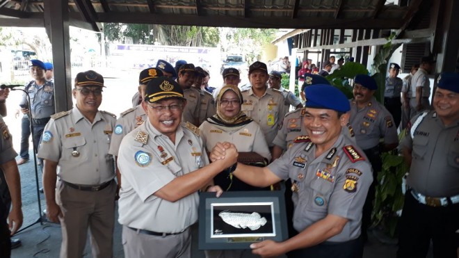 Pemberian cenderamata kepada Dirpolair Polda Jambi.