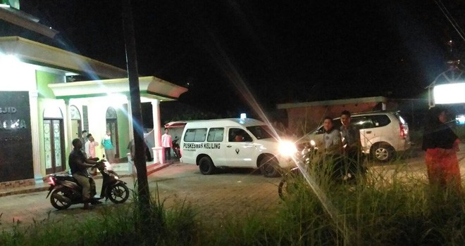 Jenazah Mbah Senin saat dibawah ke pemakaman sekitaran Kampus UIN Sultan Thaha Syarifudin pada pukul 20.40 WIB.