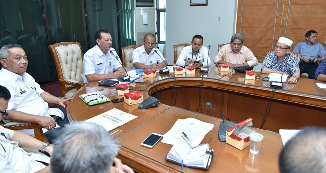 Sekretaris Daerah Provinsi Jambi, M.Dianto, saat memimpin langsung Rapat Pembahasan Usulan Penyesuaian Harga Eceran Tertinggi (HET) Subsidi Tabung 3 Kg Tahun 2018.