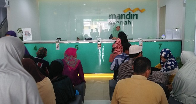 Calon Jemaah Haji (CJH) terlihat antri untuk melunasi Biaya Penyelenggaraan Ibadah Haji (BPIH) tahun 2018.