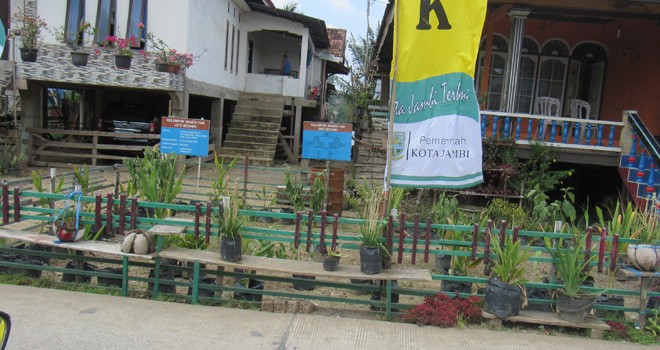 Untuk mempersiapkan RT 21 mengikuti Lomba Kampung Bantar, maka berbagai persiapan dilakukan. Salah satunya membenahi Poskamling.