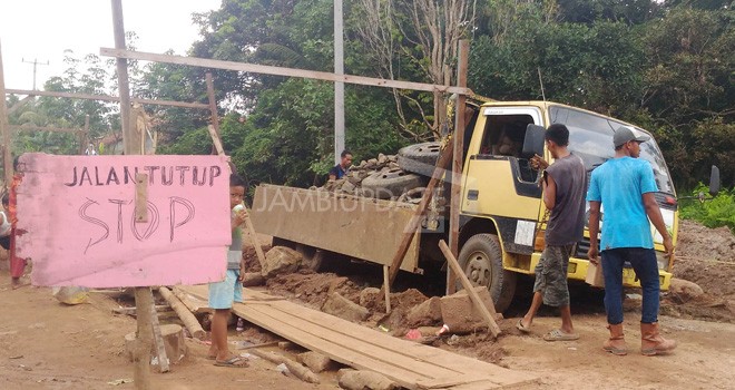 Jalan Buper di Sugai Gelam Diblokir Warga.