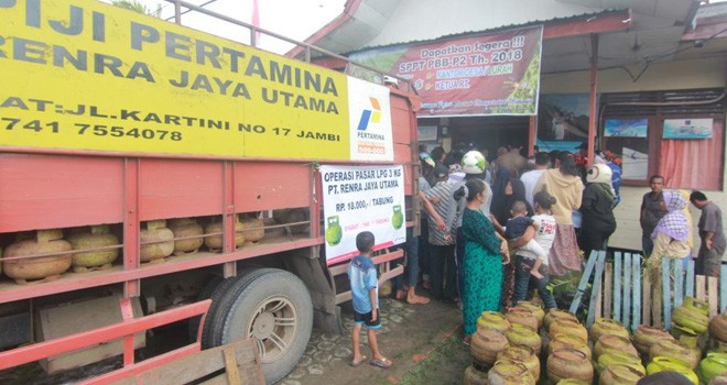 Terlihat warga saat mengantri gas elpiji 3 kilogram (Kg).