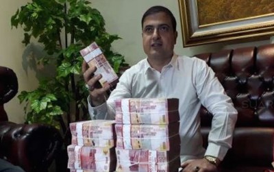 Sam Aliano di kediamannya saat memamerkan uang satu miliar rupaih sebagai hadiah pemenang sayambera yang ia gelar. (jpnn/jawapos.com)