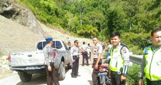 Longsor, Arus Lalin Sungai Penuh - Tapan Lumpuh Total Hingga Siang ini.