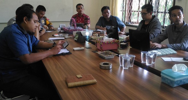 Komisioner KPU Kota Jambi ketika menggelar rapat koordinasi pelaksaan debat public. Tim pasangan calon Abdullah Sani-kemas Alfarizi dan Sy Fasha-Maulana diminta bersiap laporkan dana kampanye.