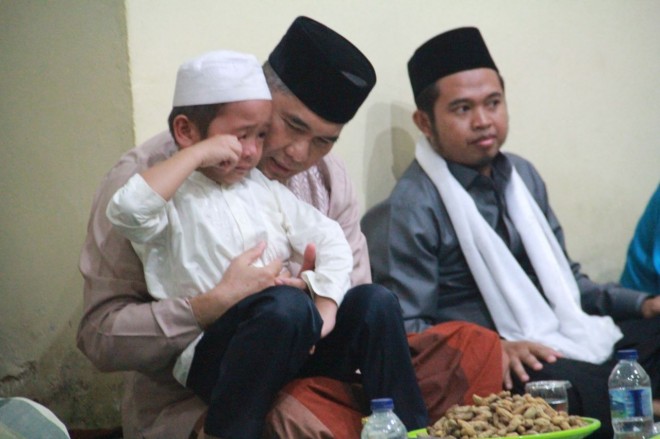 Fasha saat membujuk seorang anak agar mau membaca hapalan ayat pendek