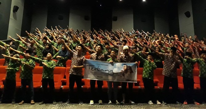 Ratusan Anak Panti Asuhan saat nonton Film Terbang Menembus Langit di Cinemaxx Lippo Plaza Jambi, Kamis (19/4).