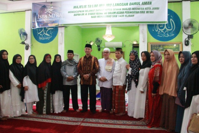 Fasha menghadiri undangan ibu-ibu majelis taklim langgar Darul aman Kelurahan Murni Kecamatan Danau Sipin Sabtu (21/04).