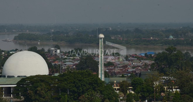 Awan gelap menyelimuti Kota Jambi beberpa waktu lalu. Jambi masih dalam puncak musim hujan.