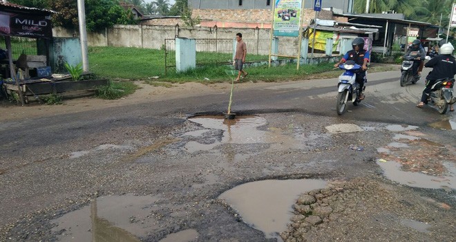 JL TP Sriwijaya di Kelurahan Beliung, Alam Barajo, Kota Jambi. ditanami warga pohon pisang. (Inzet) Dinas PUPR Kota Jambi mengambil tindak cepat melakukan perbaikan JL TP Sriwijaya.