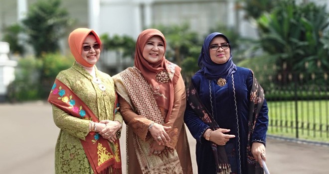 Rahima (Busana biru) usai menghadiri Puncak Petingatan Hari Kartini di Jakarta, Sabtu (21/4).