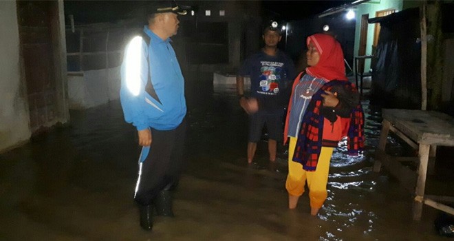 Calon Wakil Bupati Kerinci nomor urut 3 Arsal Apri saat Datangi Korban Banjir di Beberapa Desa Kecamatan Depati Tujuh.