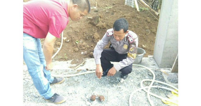 Warga Kayu Aro Temukan Dua Granat Aktif Saat Gali Pondasi Rumah.
