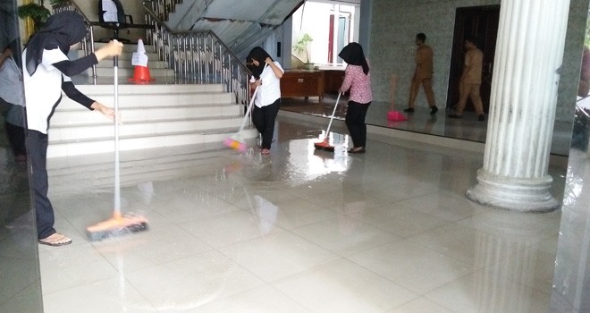 Cleaning servis DPRD Kota Jambi membersihkan air yang menggenang Gedung DPRD Kota Jambi.  