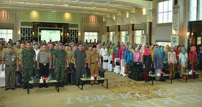 Pjs Wali Kota Jambi M Fauzi, Forkompimda Kota Jambi, Sekretaris Daerah Kota Jambi Ir. H. Budidaya saat membawakan lagu bersama dalam  peringatan Hari Kartini kemarin.